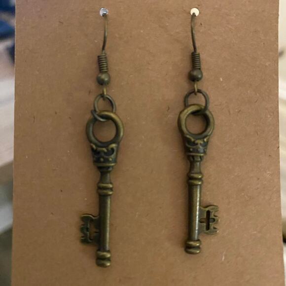 Antique style look bronze key dangle earrings - Picture 1 of 4